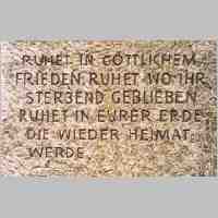 90-1053 Die Inschrift im Ostpreussen Denkmal auf dem Waldfriedhof in Muenchen..jpg